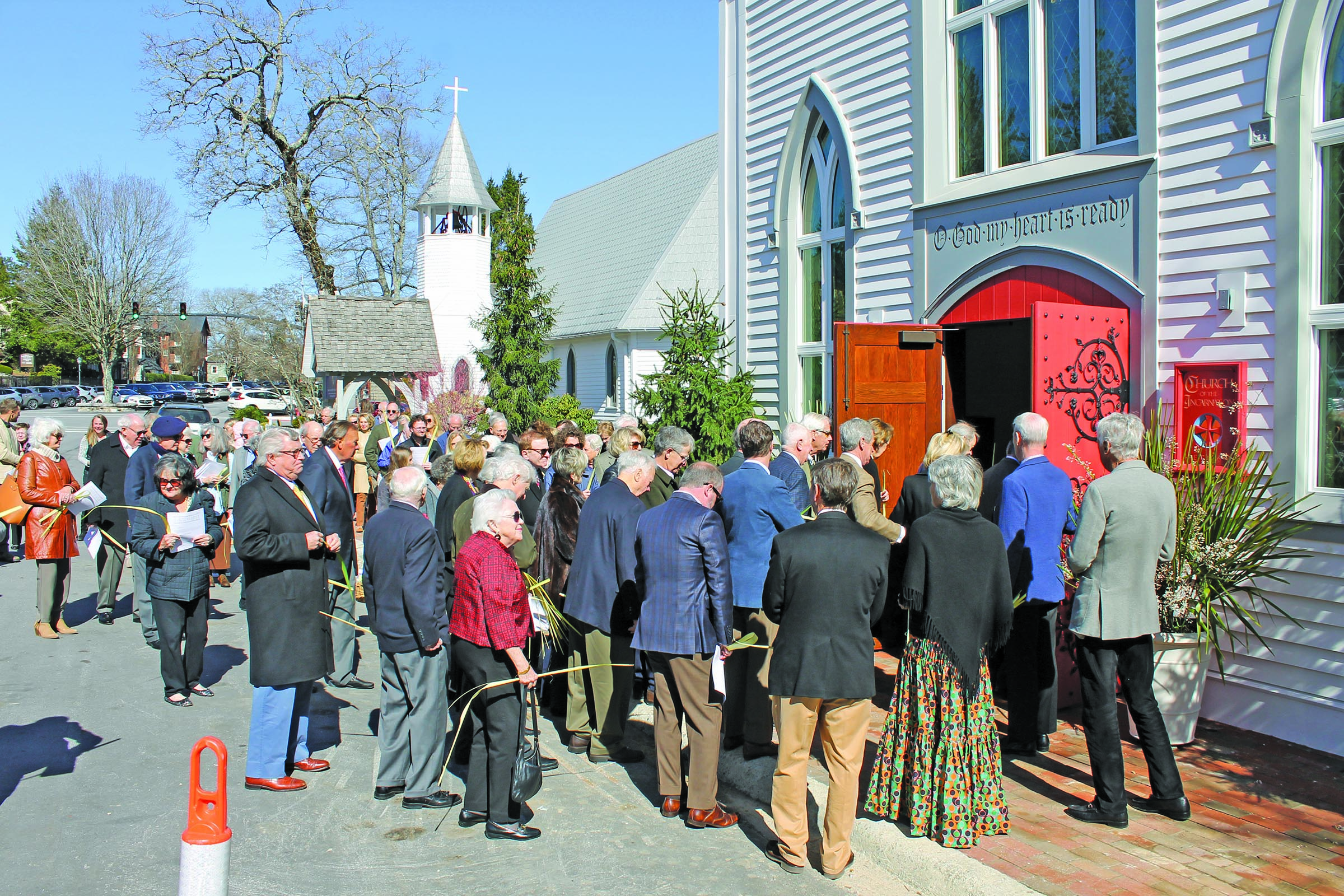 Photo by Christopher Lugo/Staff Church of Incarnation parishioners line up to see the sanctuary for the first time. 